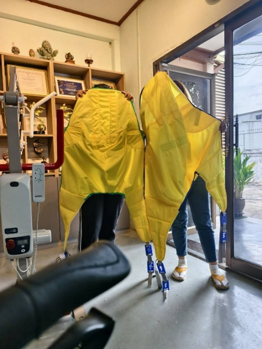 Patient hoist full unit side view