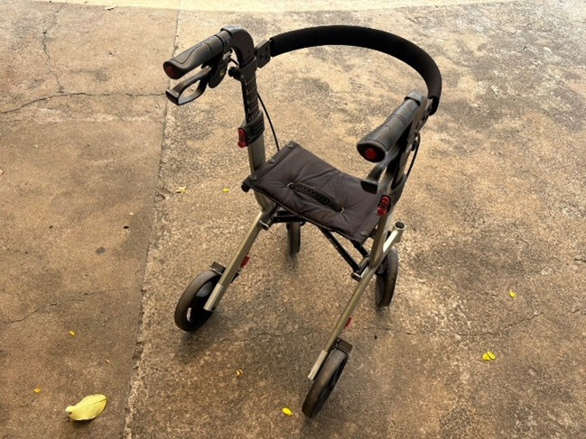 4-wheel walker rollator with built-in seat, top view